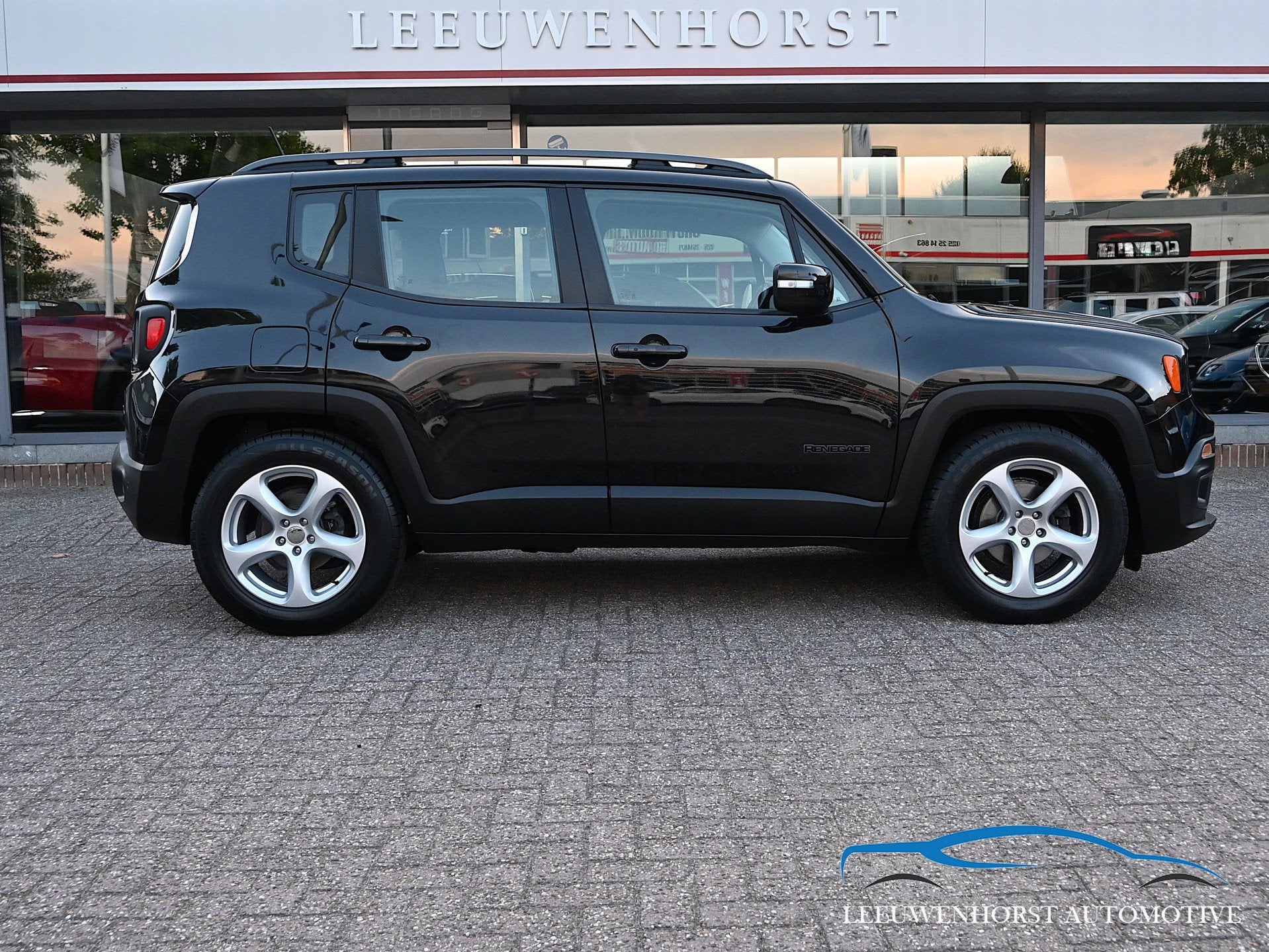 Jeep Renegade 1.4 MultiAir Longitude Automaat, stuur-stoelve, Auto's, Jeep, Dealer onderhouden, Gebruikt, 4 cilinders, Zwart