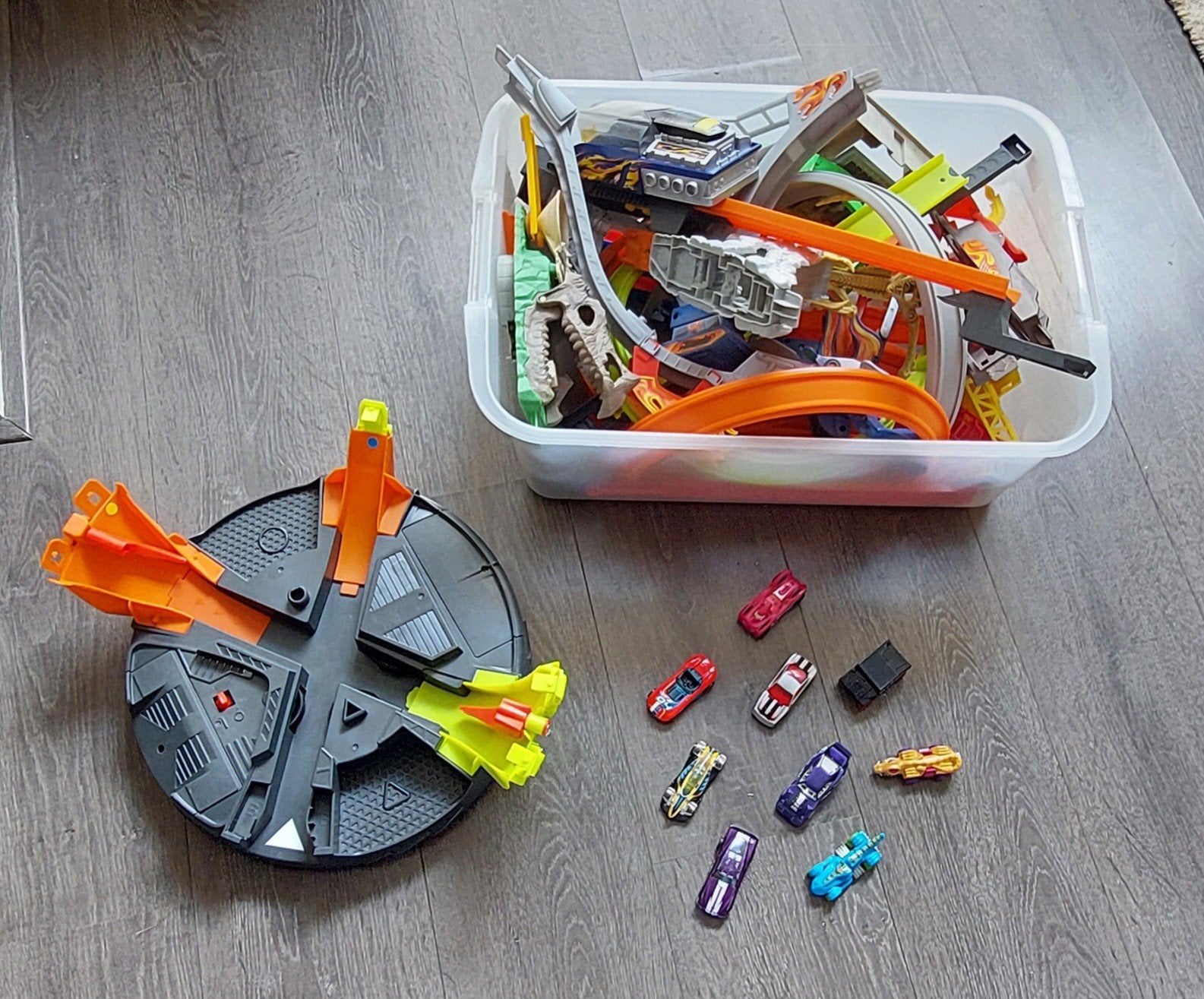 Doos vol Hot Wheels spullen, inclusief 9 autootjes, Kinderen en Baby's, Ophalen, Gebruikt, Jongen of Meisje