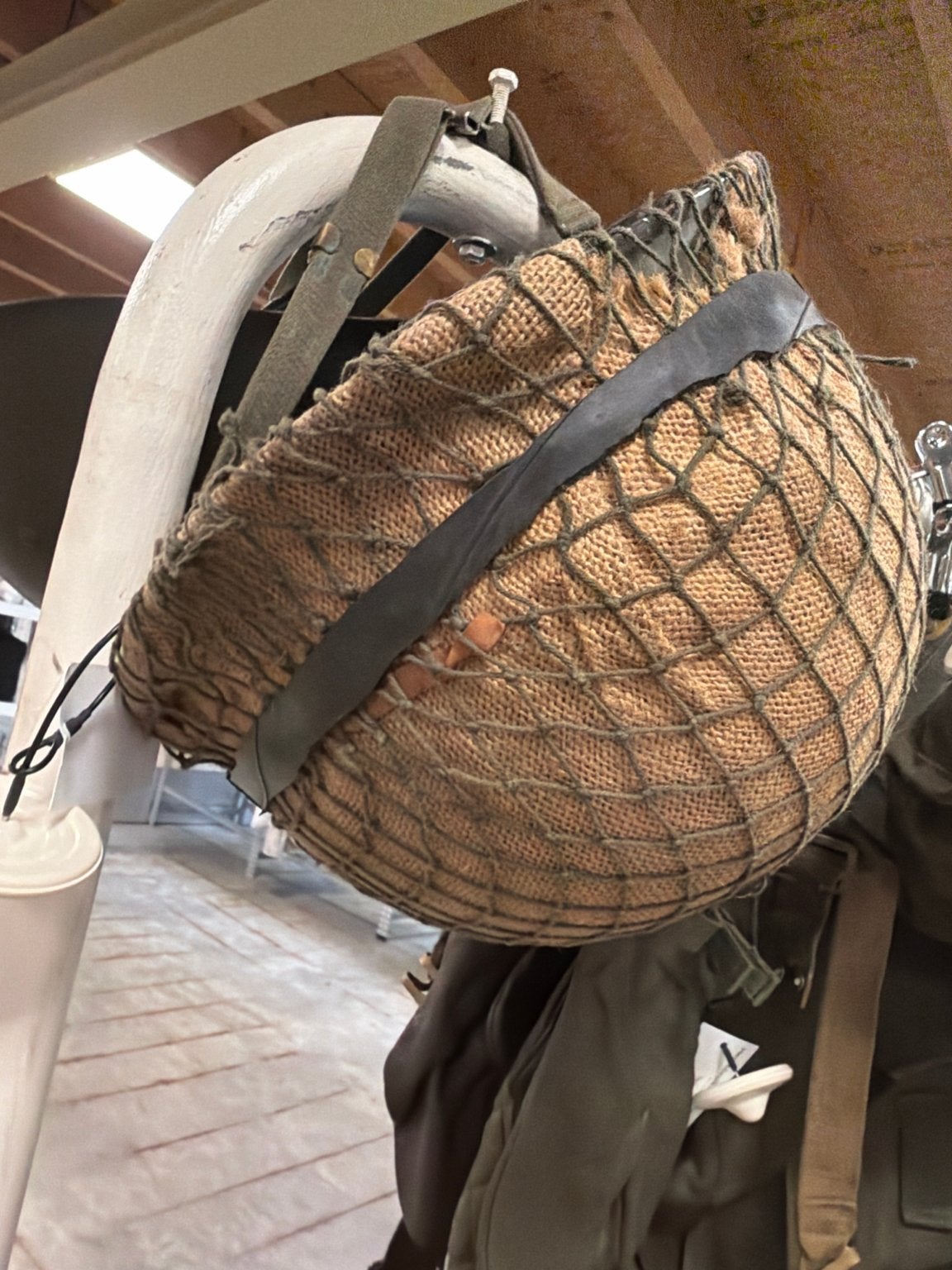 Originele Militaire Stalen Helm met Camouflagenet, Verzenden, Landmacht, Overige gebieden, Helm of Baret
