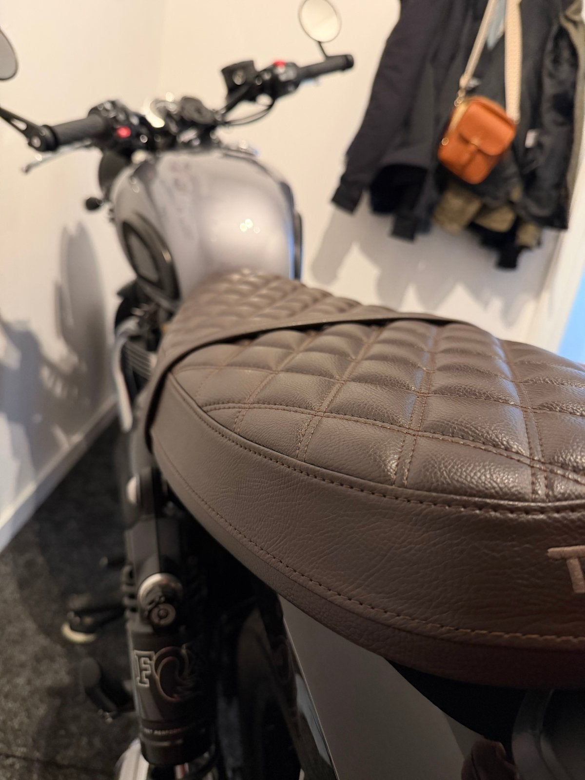Triumph motorzadel bruin (quilted), Ophalen, Gebruikt