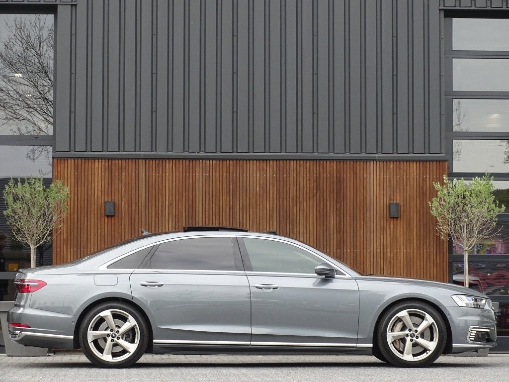 Audi A8 60 TFSi e Lang 449PK S line / B&O / TV's / alcantara, Auto's, Automaat, Dealer onderhouden, 14 kWh, Gebruikt