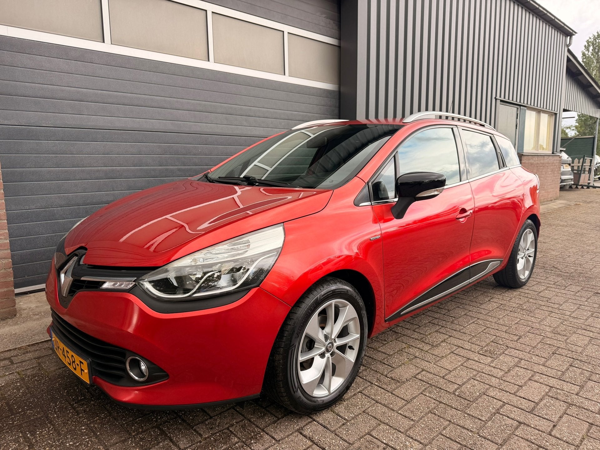 Renault Clio Estate 0.9 TCe 90PK Limited Navigatie / Cruisec, Voorwielaandrijving, 898 cc, Stof, Gebruikt