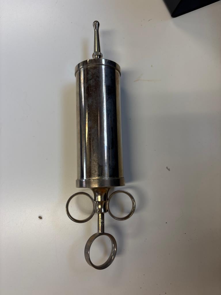 Antieke metalen spuit - Medisch instrument, Ophalen