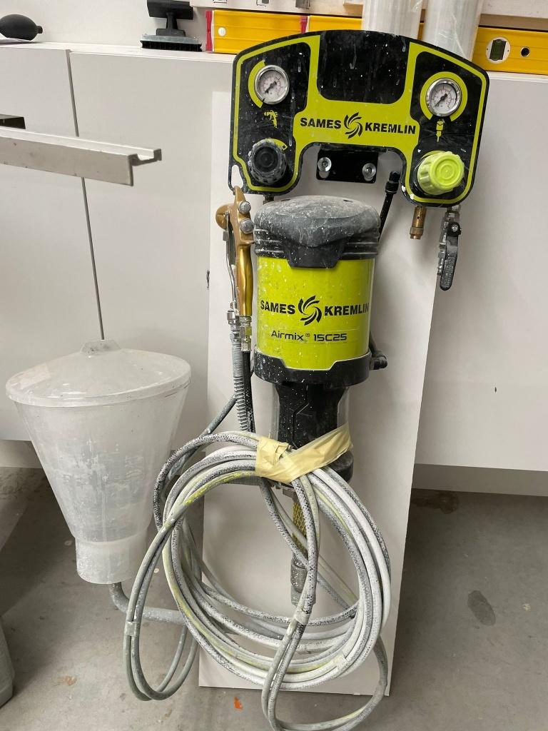 Airmix 15c25 Sames Kremlin met verfspuit, Ophalen, Zo goed als nieuw, Verfspuit of Verfpomp