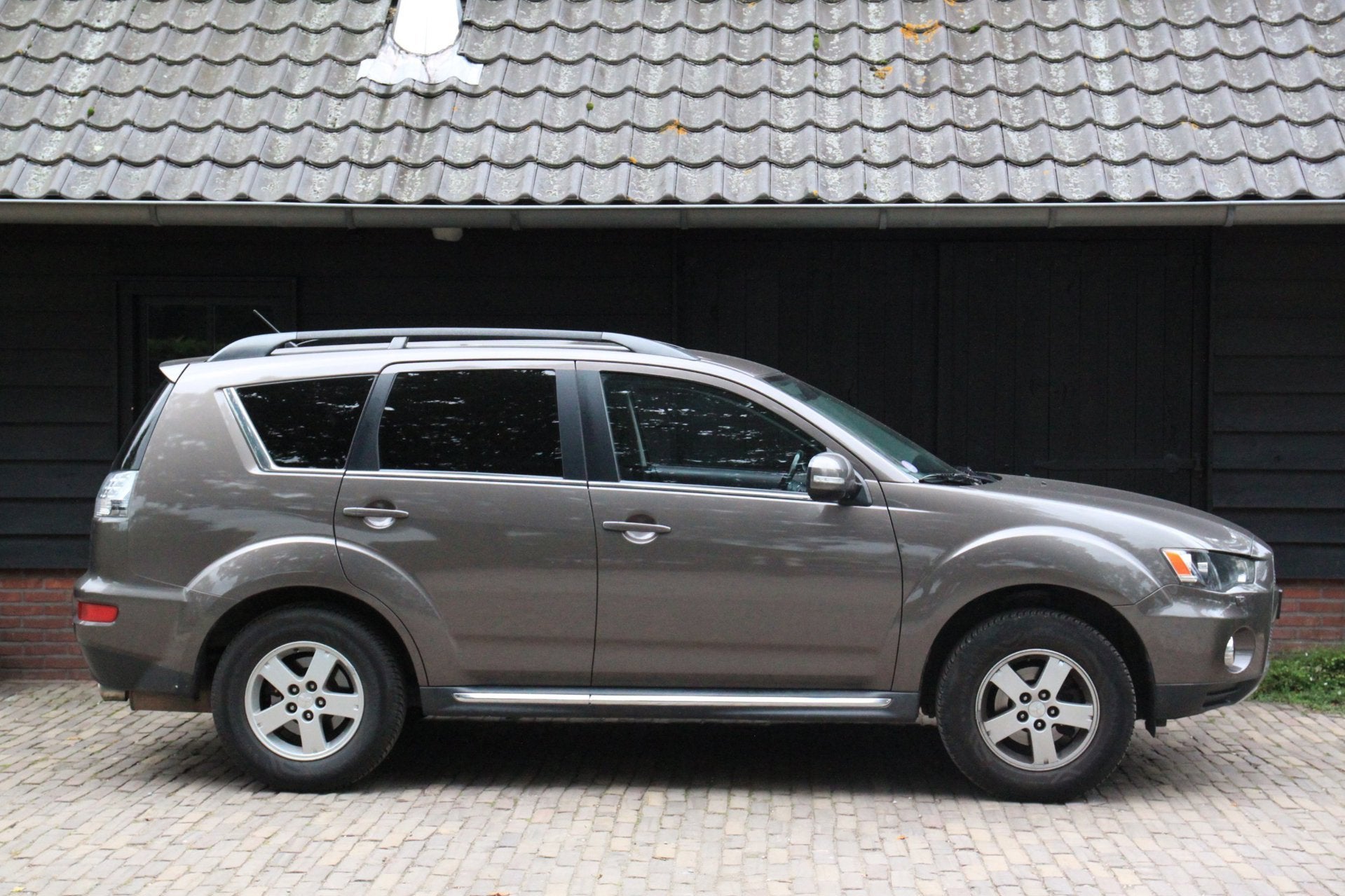 Mitsubishi Outlander 2.0 Intro Edition Navigatie/camera/Park, Auto's, Stof, Zwart, 4 cilinders, Origineel Nederlands