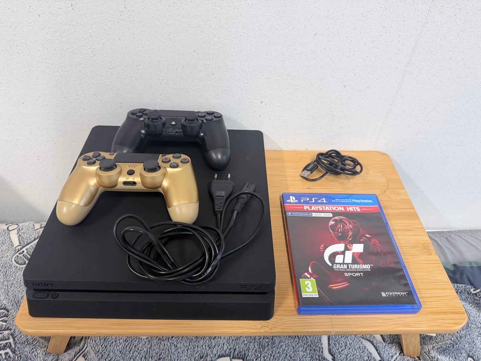 PlayStation 4 Slim met 2 controllers en Gran Turismo Sport, Spelcomputers en Games, Spelcomputers | Sony PlayStation 4, Met games
