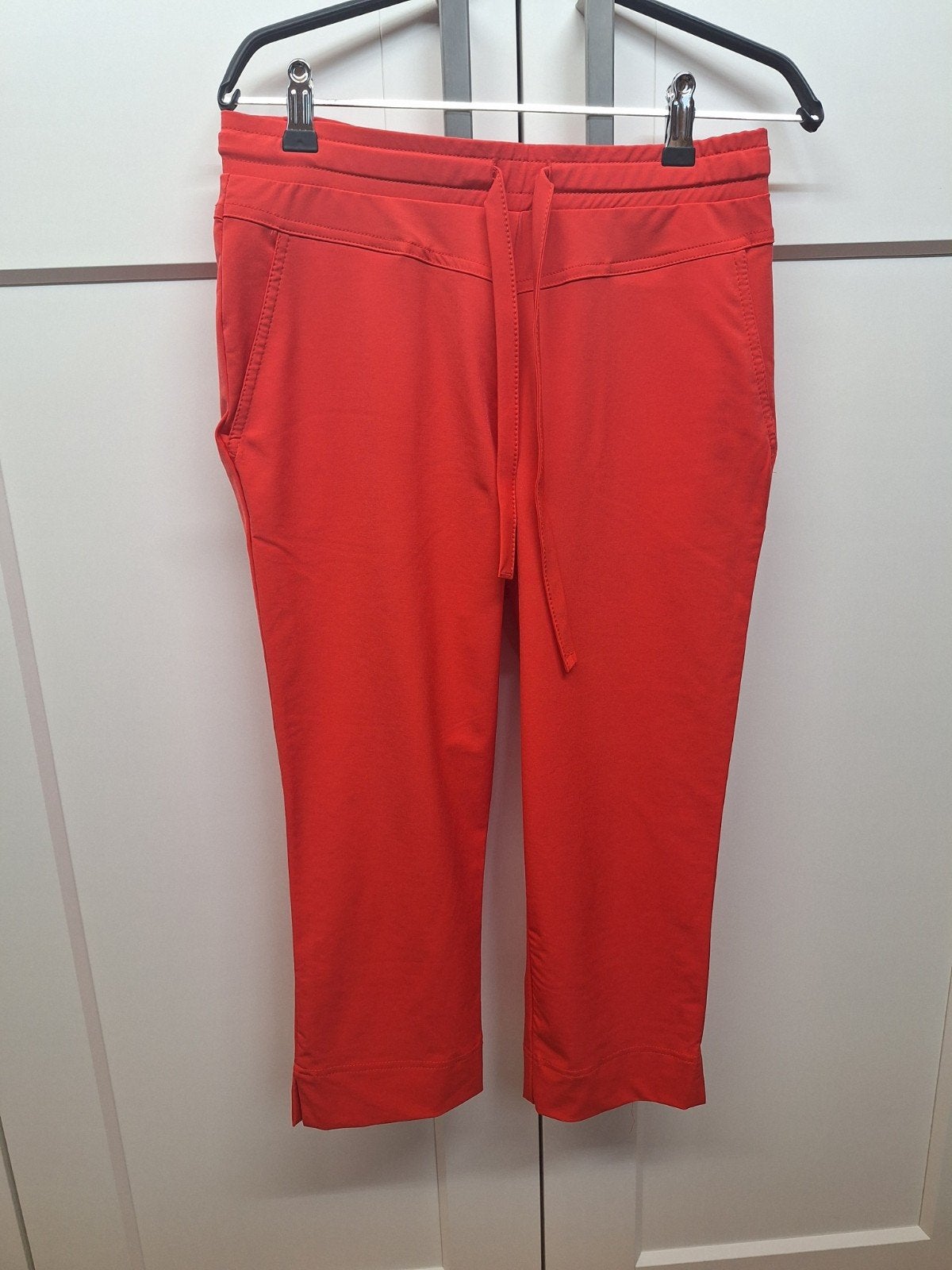 Nieuwe capri broek travelstof rood maat S, Kleding | Dames, Enjoy, Nieuw, Ophalen of Verzenden, Driekwart