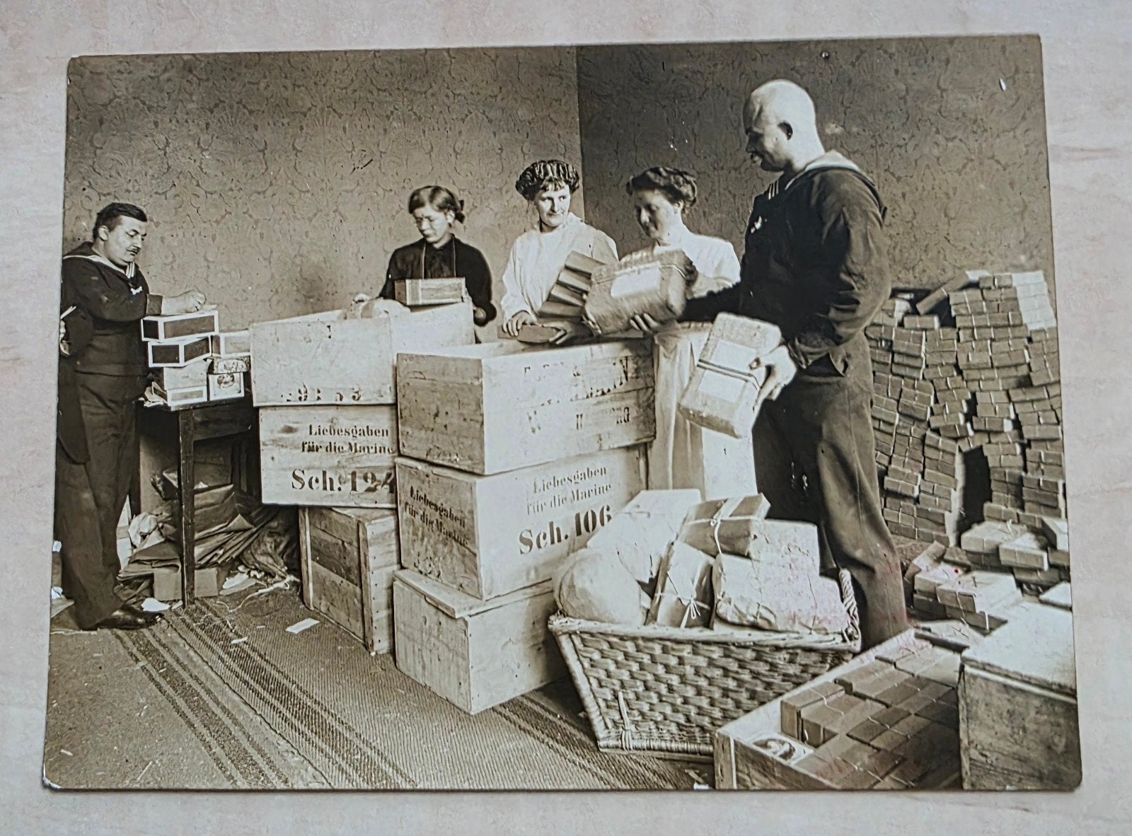 154) PERSFOTO 1e WERELDOORLOG GOEDEREN VOOR DUITSE SOLDATEN, Verzenden, Landmacht, Duitsland, Foto of Poster