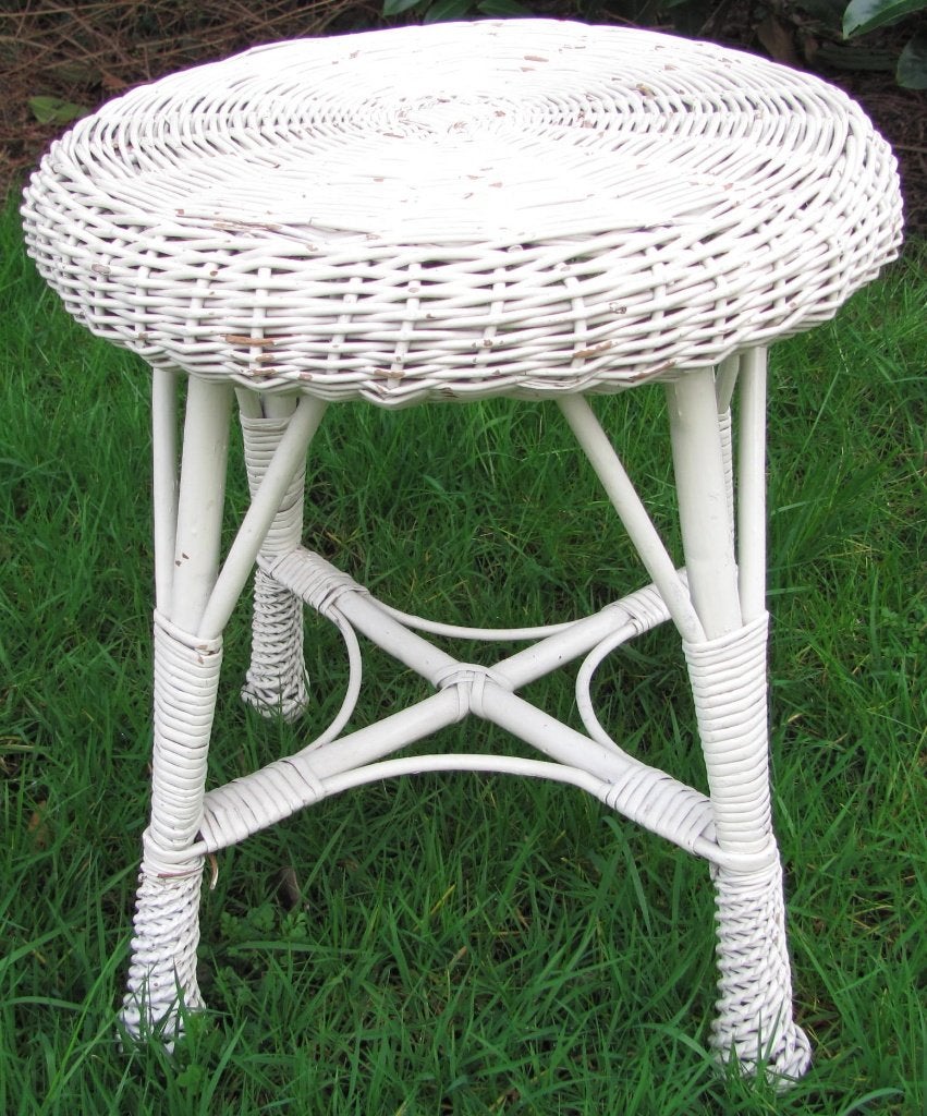 Wit rond rotan tafeltje / witte tafel. Bijzettafeltje., Huis en Inrichting, Overige materialen, Minder dan 55 cm, Gebruikt, Romantisch