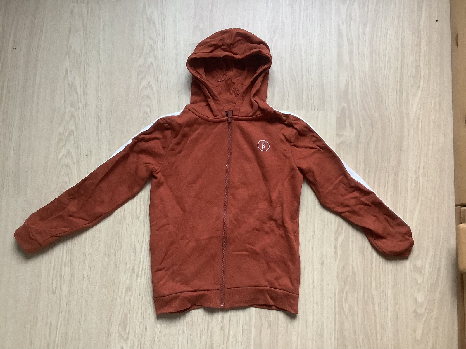 leuk bruin vest met witte streep op de mouwen - maat 140, Kinderen en Baby's, Kinderkleding | Maat 140, Ophalen of Verzenden, Zo goed als nieuw
