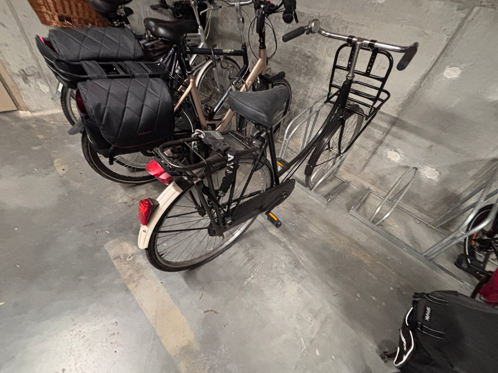 Zwarte stadsfiets met voordrager en bagagedrager, Fietsen en Brommers, Terugtraprem, Ophalen, Overige merken, 53 tot 56 cm