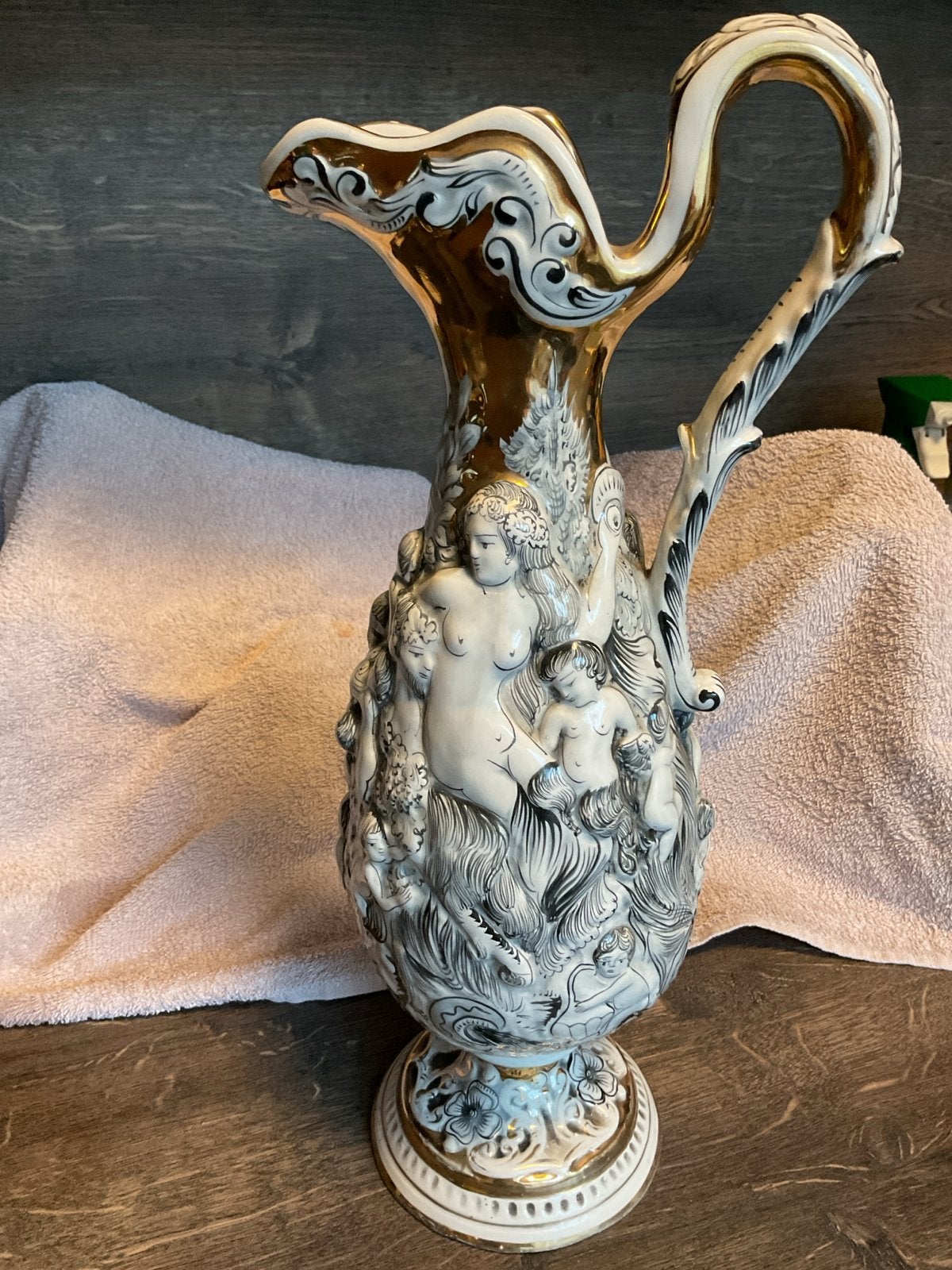 Prachtige Capodimonte vaas met reliëf en gouden accenten, Ophalen of Verzenden