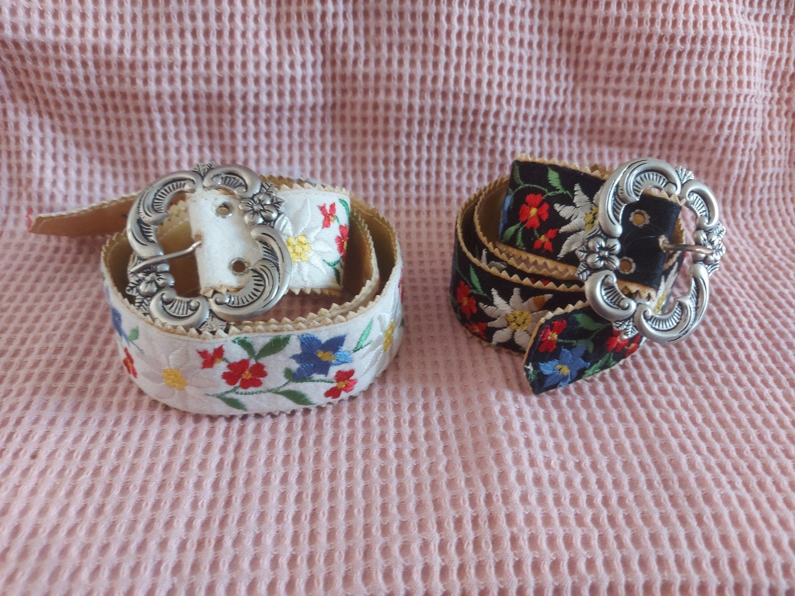 Geborduurde riemen met bloemenpatroon, Kleding | Dames, Ophalen of Verzenden, Gedragen