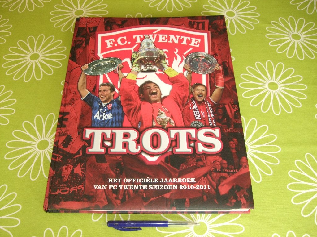 FC Twente - Trots - het officiële jaarboek seizoen 2010-2011, Verzamelen, Ophalen of Verzenden, Gebruikt, F.C. Twente, Boek of Tijdschrift