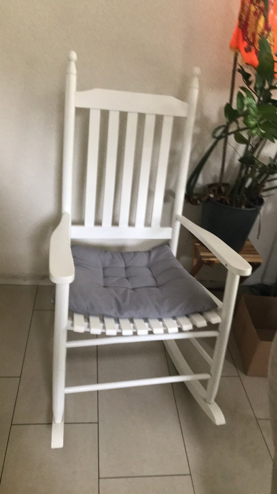 Witte schommelstoel met kussen, Huis en Inrichting, Stoelen, Gebruikt, Eén, Hout, Wit, Ophalen of Verzenden