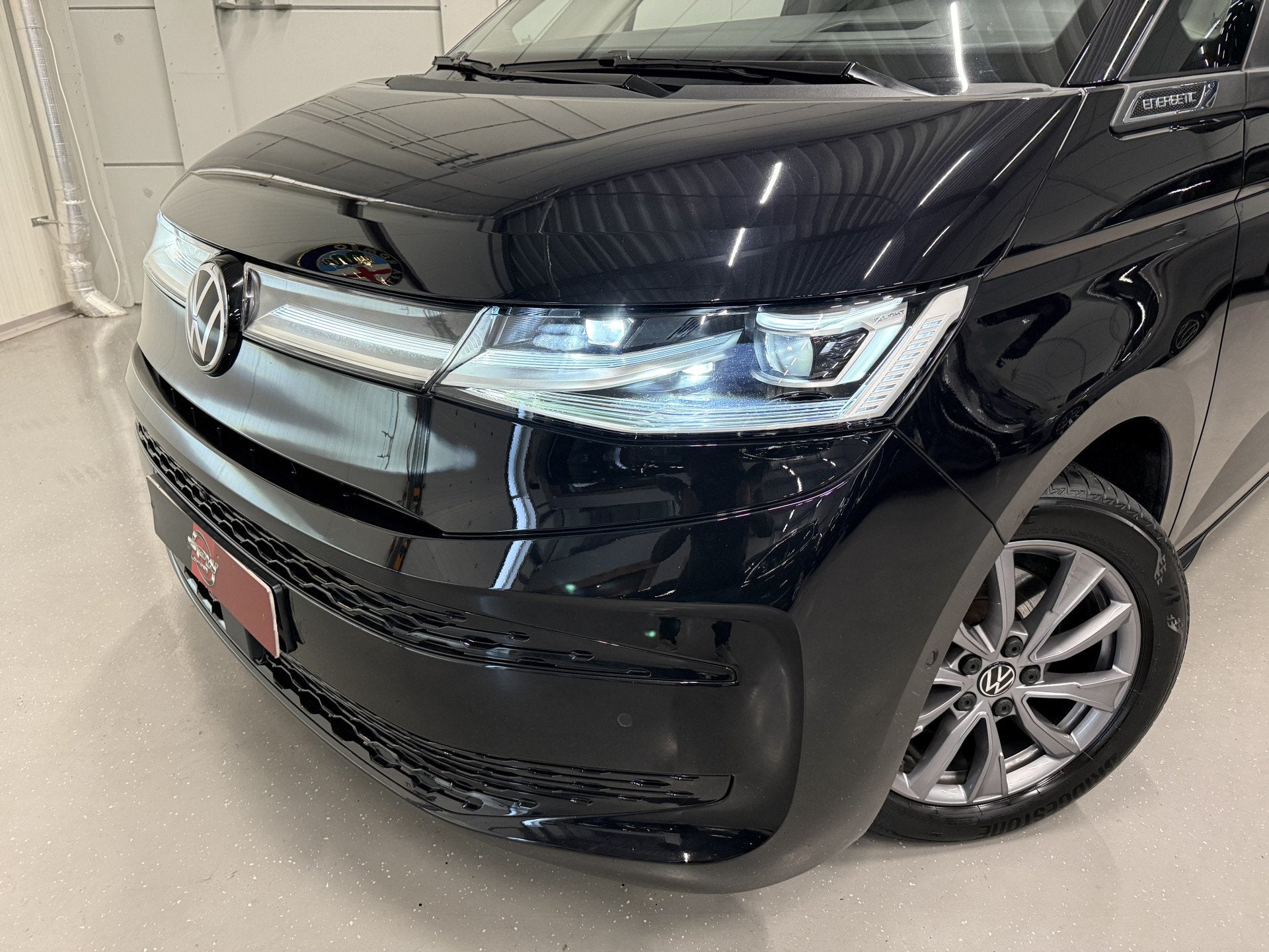 Volkswagen Multivan 1.4 eHybrid Energetic 7p. PANO/MASSAGE/H, Dealer onderhouden, Gebruikt, Zwart, Met garantie (alle)