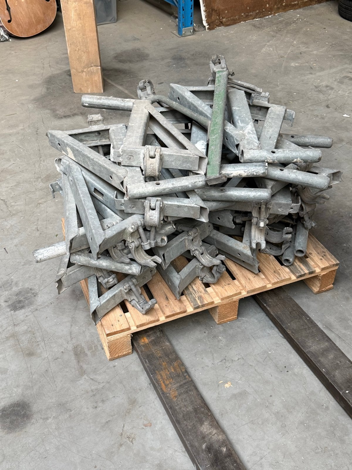 Diverse steigeronderdelen op pallet, Doe-het-zelf en Verbouw, Ophalen of Verzenden, Gebruikt, Overige typen, Minder dan 2 meter