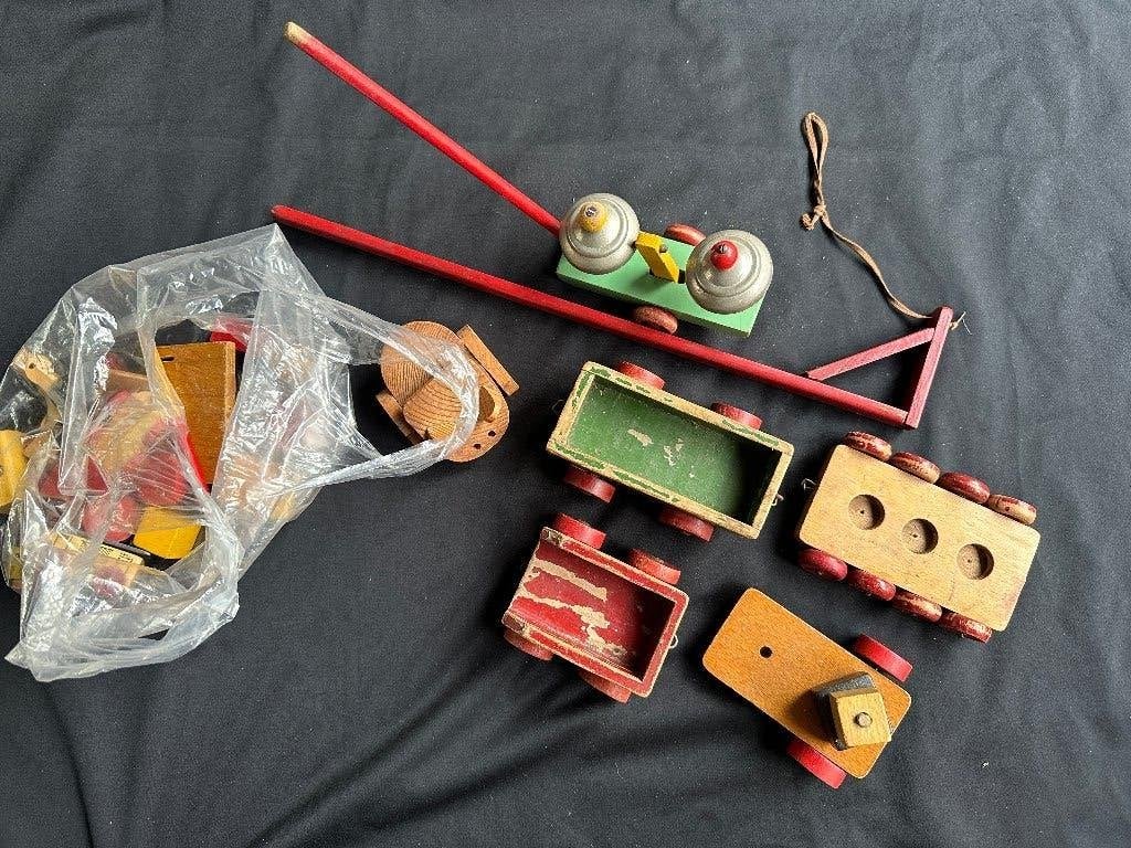 Houten speelgoed, Ophalen