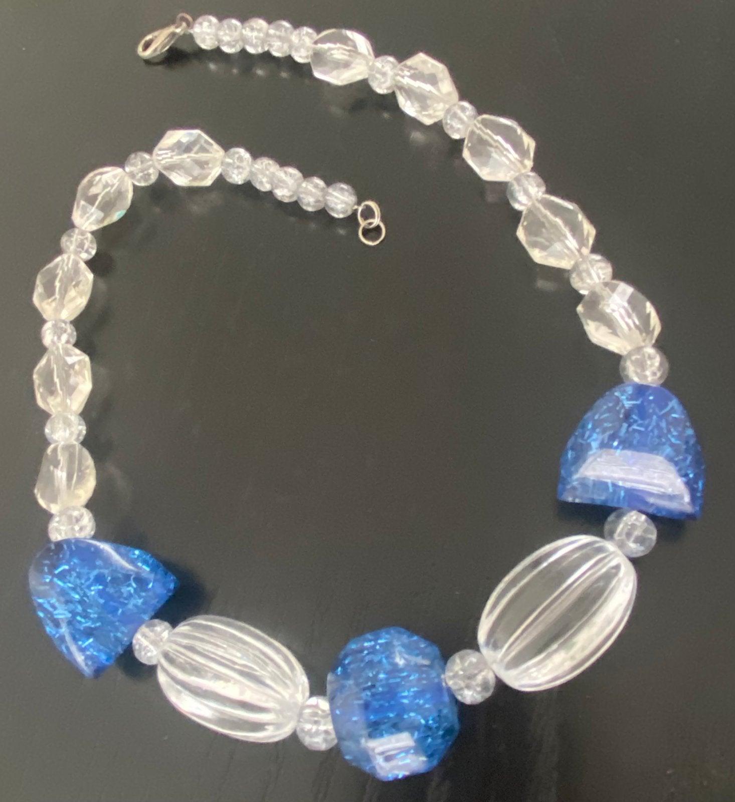 Leuke vintage ketting met heldere en blauwe lucite kralen, Ophalen of Verzenden, Zo goed als nieuw, Blauw