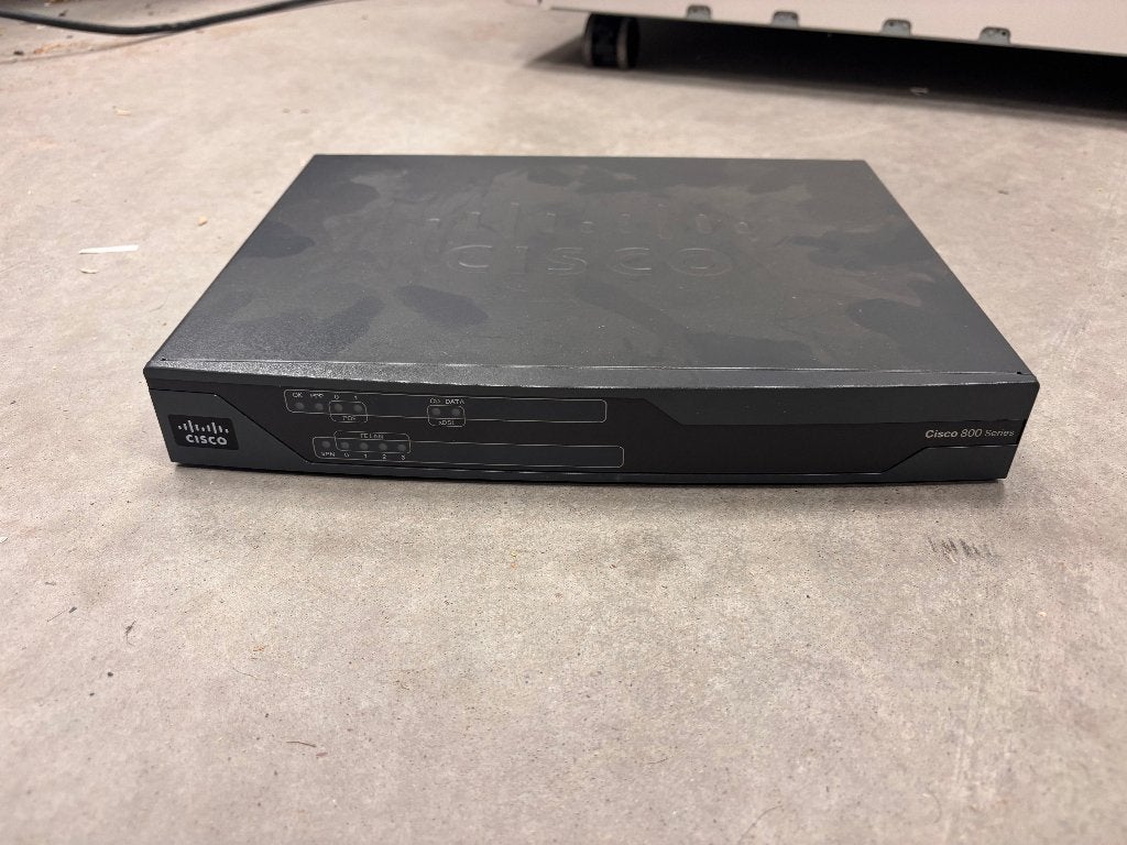 Cisco C887 VA router, Ophalen of Verzenden, Gebruikt, Router, Cisco
