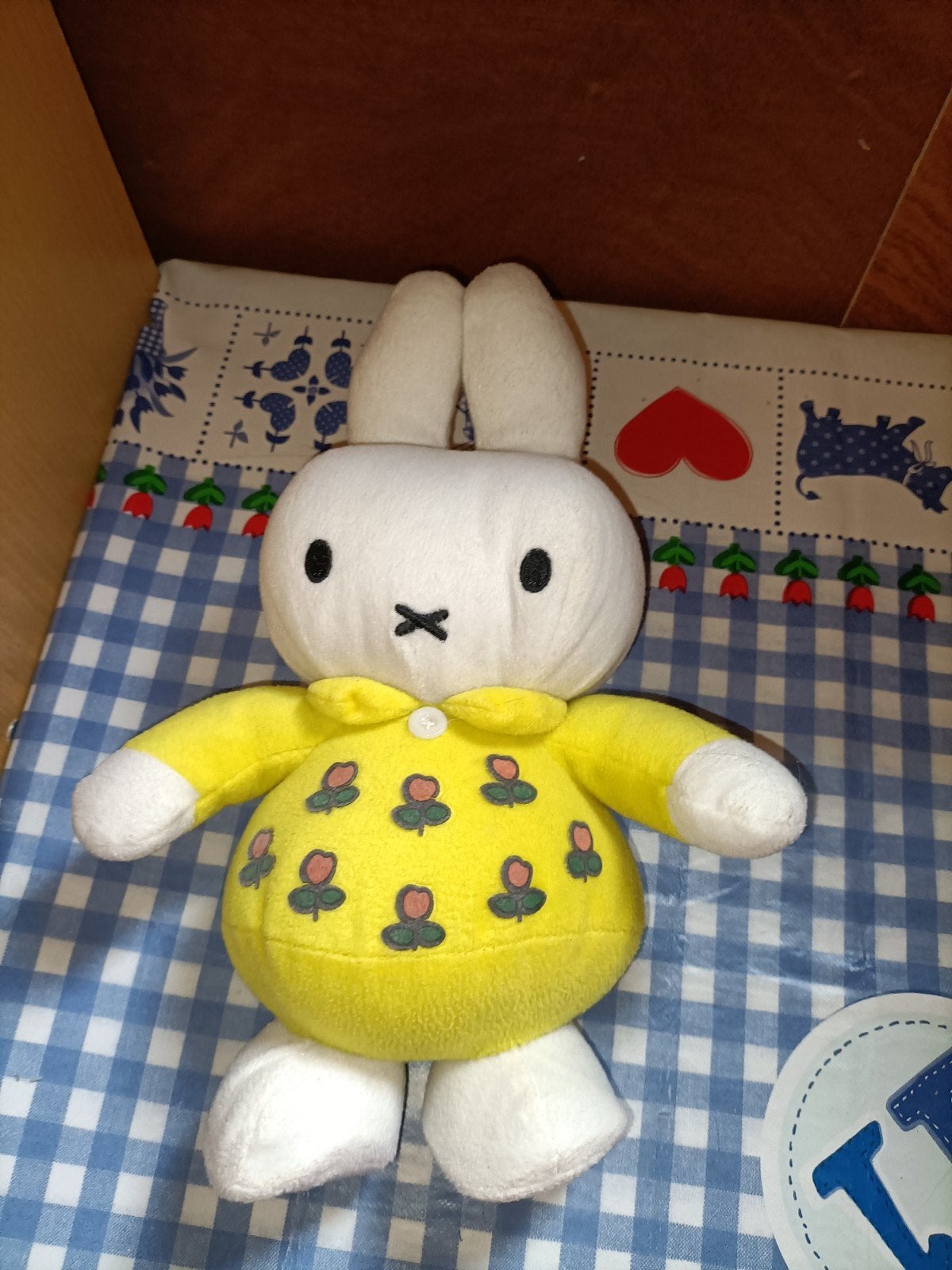 Nijntje knuffel gele trui met tulpen 29 cm groot, Ophalen of Verzenden, Zo goed als nieuw, Konijn