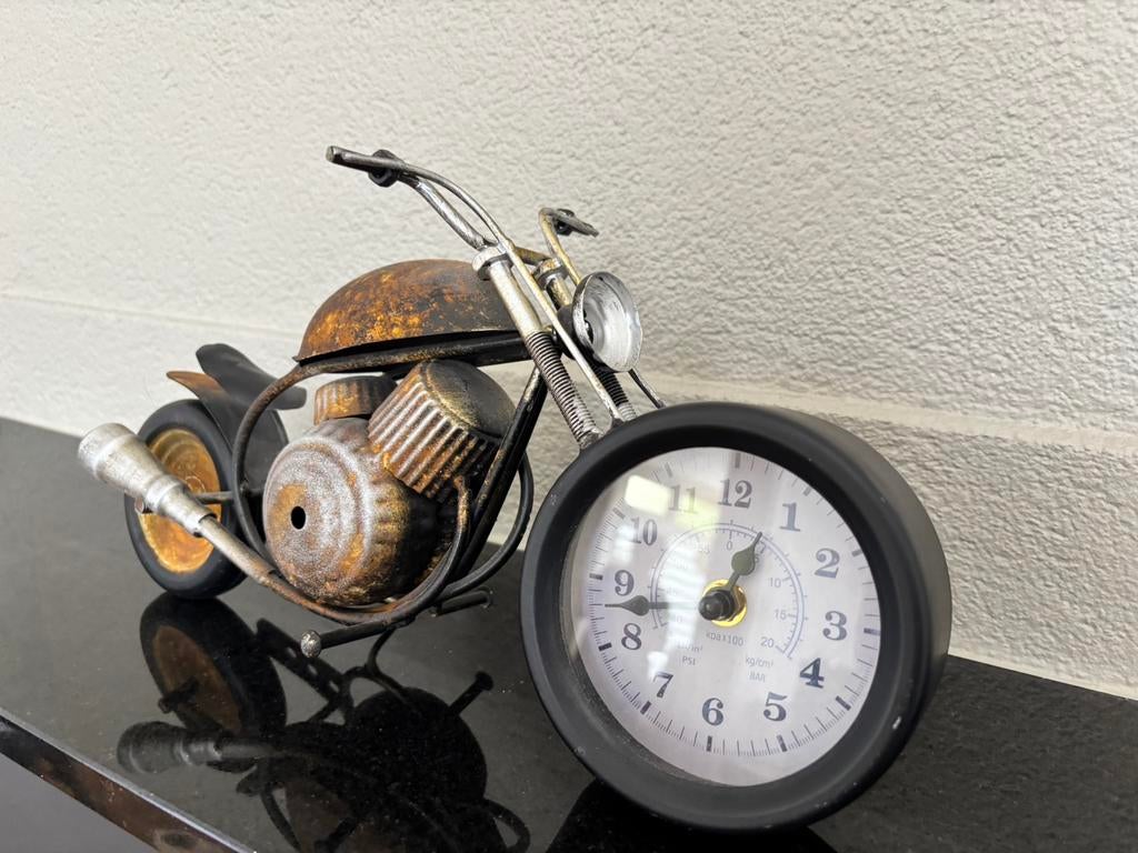 Metalen motor klok, Ophalen