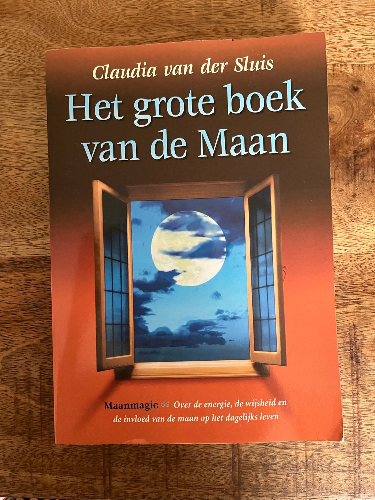 Het grote boek van de Maan - Claudia van der Sluis, Boeken, Ophalen of Verzenden, Zo goed als nieuw, Spiritualiteit algemeen, Achtergrond en Informatie