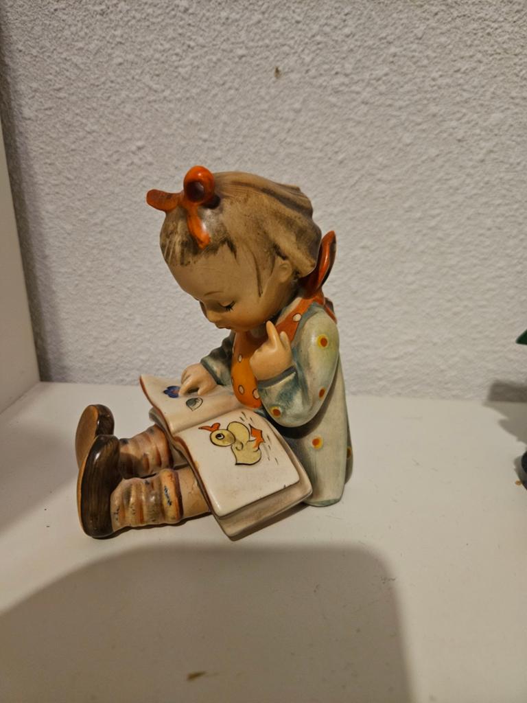Vintage Hummel beeldje: Meisje leest boek, Verzamelen, Ophalen of Verzenden, Zo goed als nieuw, Hummel