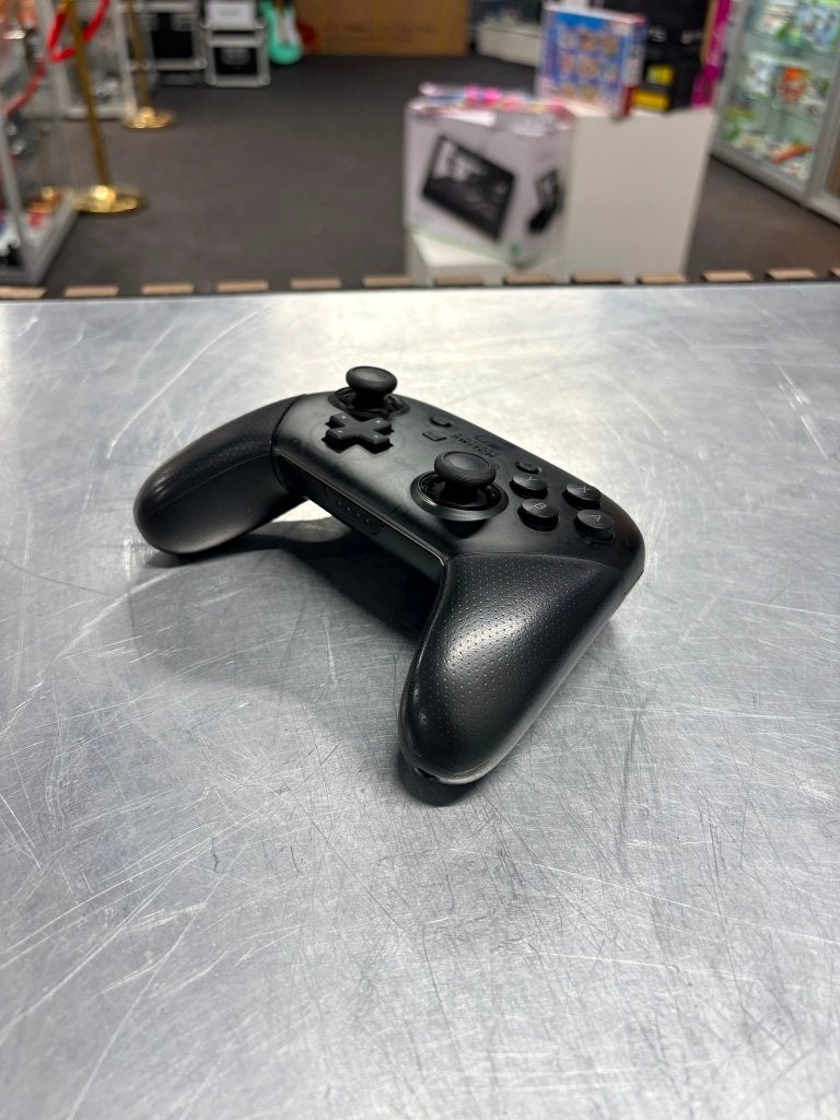 Nintendo Switch pro controller € 39,99, Spelcomputers en Games, Games | Nintendo Switch, Zo goed als nieuw, Overige genres, 1 speler