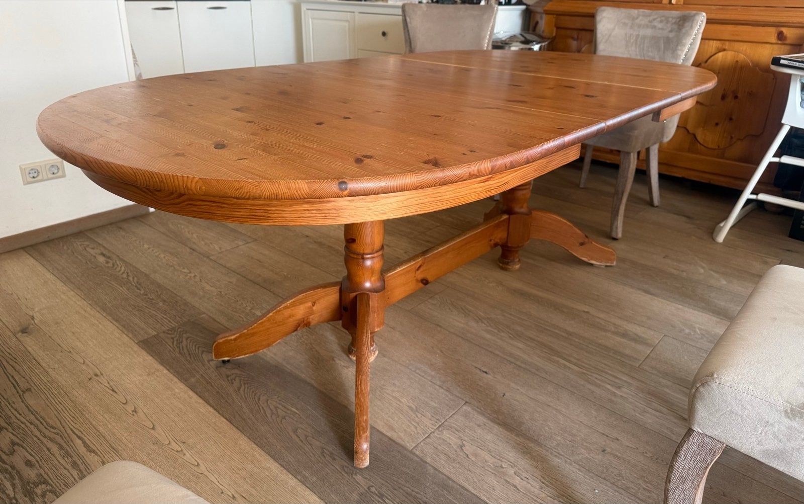 Foto 4 van Massief grenen ovale eettafel, uitschuifbaar