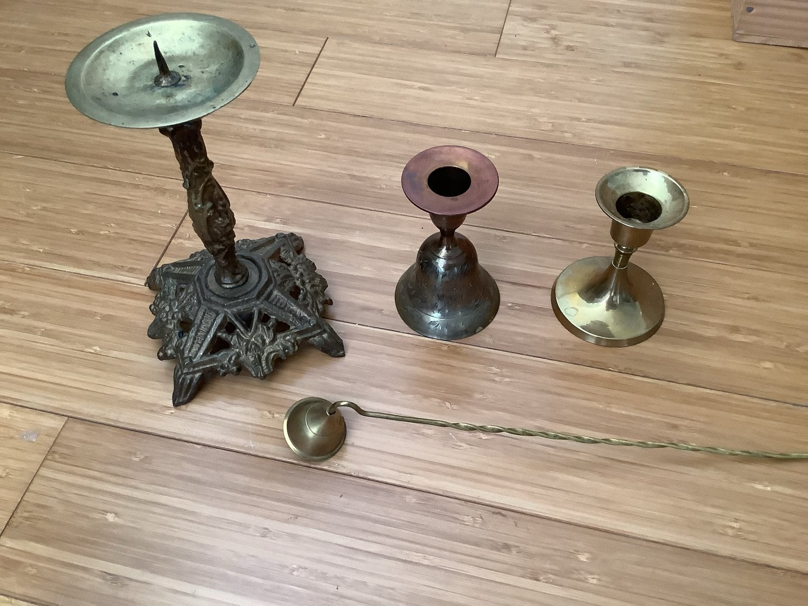 Drie koperen kaarsenhouders met koperen kaarsendover, Antiek en Kunst, Ophalen of Verzenden, Koper of Brons