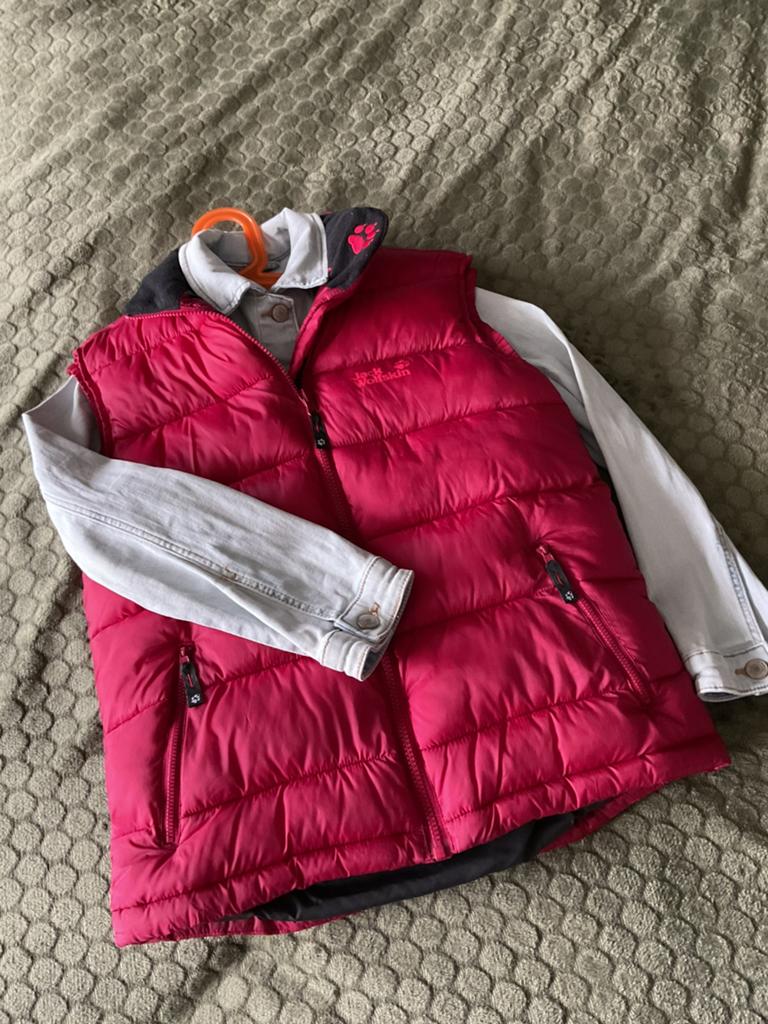 Bodywarmer mt164 Jack Wolfskin met spijkerjack, een prikkie!, Ophalen of Verzenden, Zo goed als nieuw, Meisje, Setje