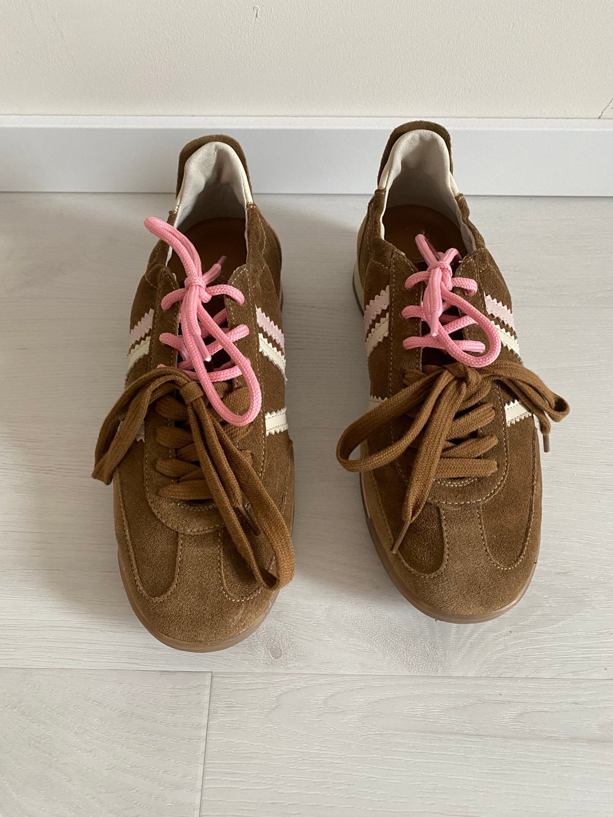 Bruine suède sneakers met strepen van Sissy Boy, Kleding | Dames, Schoenen, Bruin, Ophalen of Verzenden, Sneakers of Gympen, Zo goed als nieuw