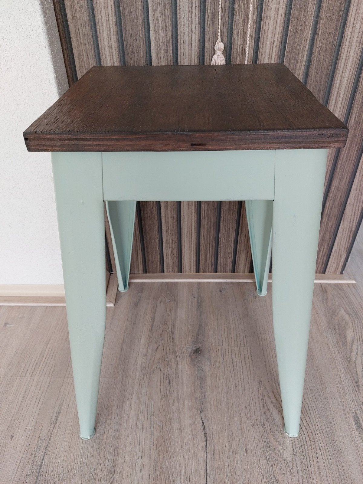 Krukje/tafeltje groen ijzer poten met houten bruin blad, Huis en Inrichting, Tafels | Bijzettafels, Ophalen, Rond, Minder dan 55 cm