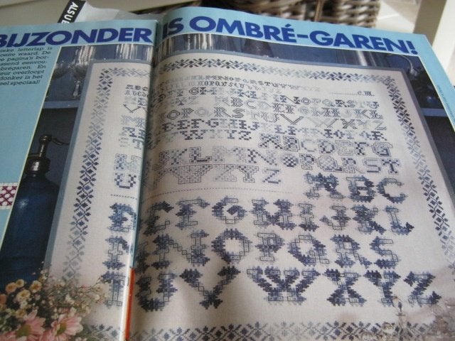 Borduurpatroon  Merklap blauw  nr 8774, Hobby en Vrije tijd, Verzenden, Nieuw, Handborduren, Patroon