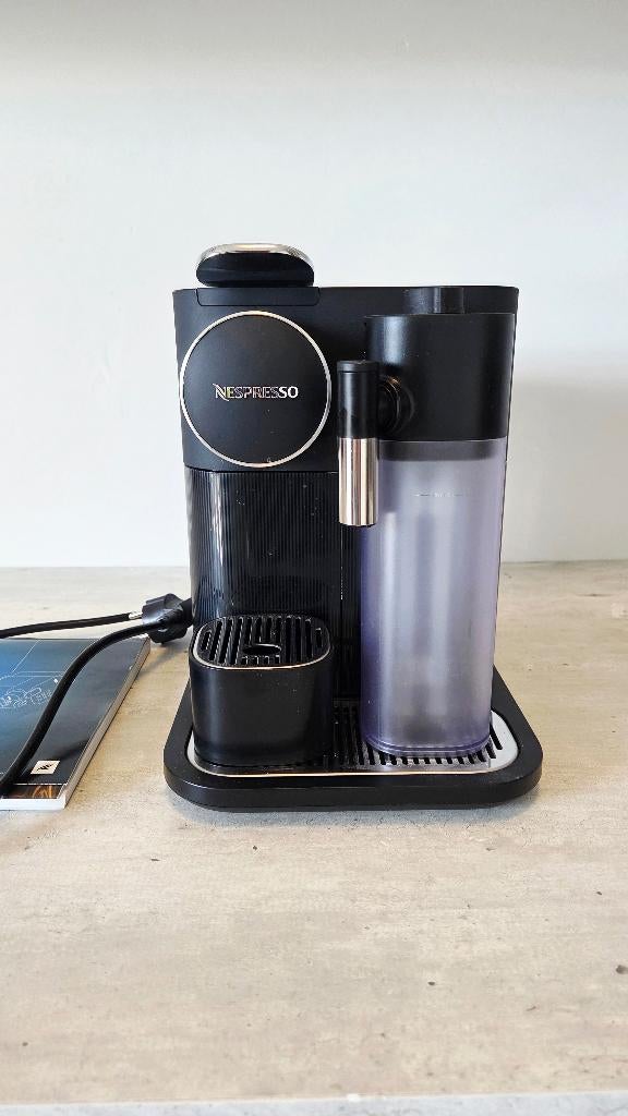 De Longhi Nespresso Gran Lattissima, Witgoed en Apparatuur, Koffiezetapparaten, Ophalen, Koffiemachine, Zo goed als nieuw, 1 kopje