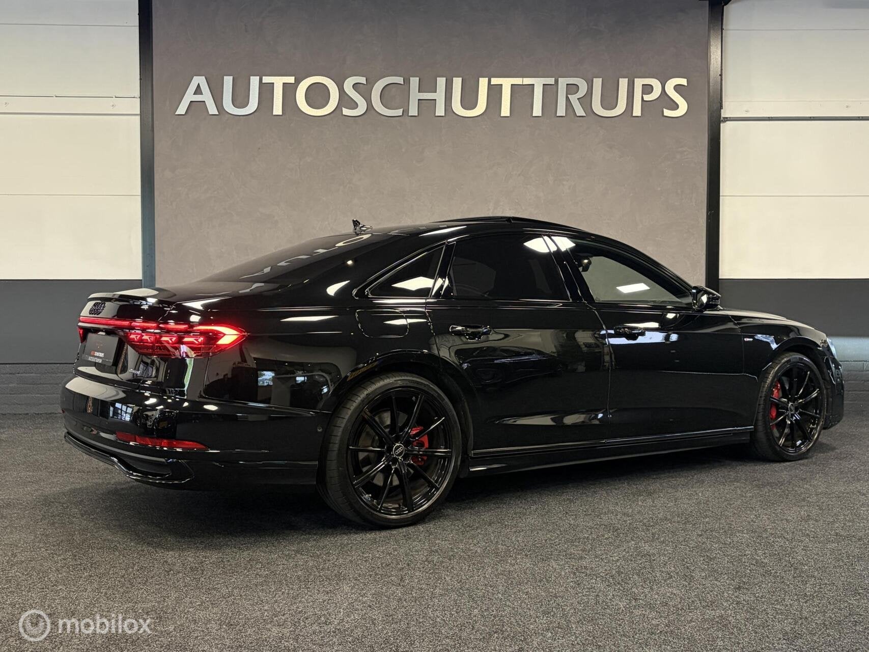 Audi A8 60 TFSI S-LINE V8 460 PK 4WS / BLACK OPTIC+ / MATRIX, Auto's, Audi, Automaat, Dealer onderhouden, Parkeerassistent, Zwart