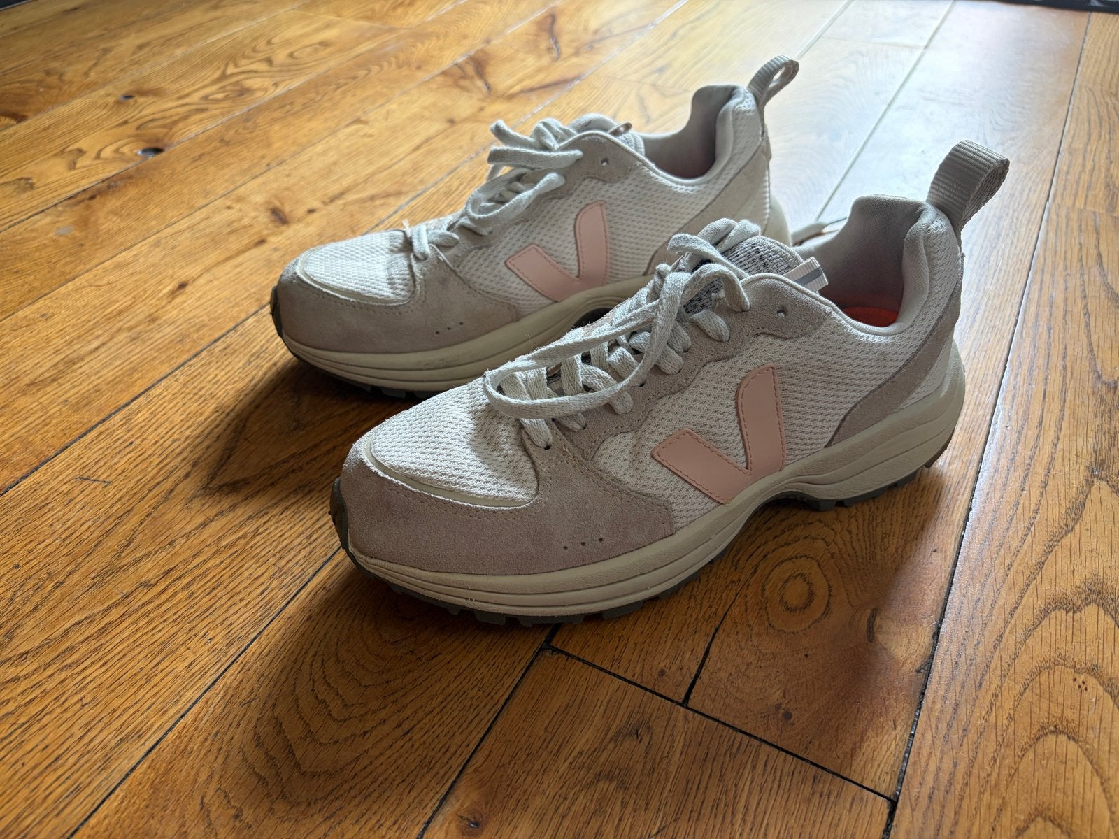 Veja sneakers maat 40 wit met roze accenten, Ophalen of Verzenden, Zo goed als nieuw, Wit, Sneakers of Gympen