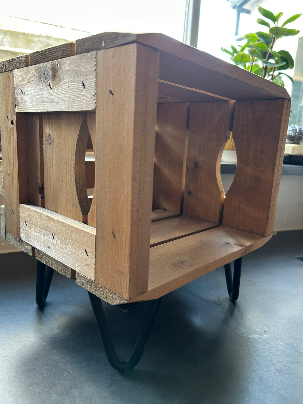 Handgemaakt nachtkastje bijzettafel hout en metalen pootjes, Ophalen, Zo goed als nieuw, Minder dan 45 cm