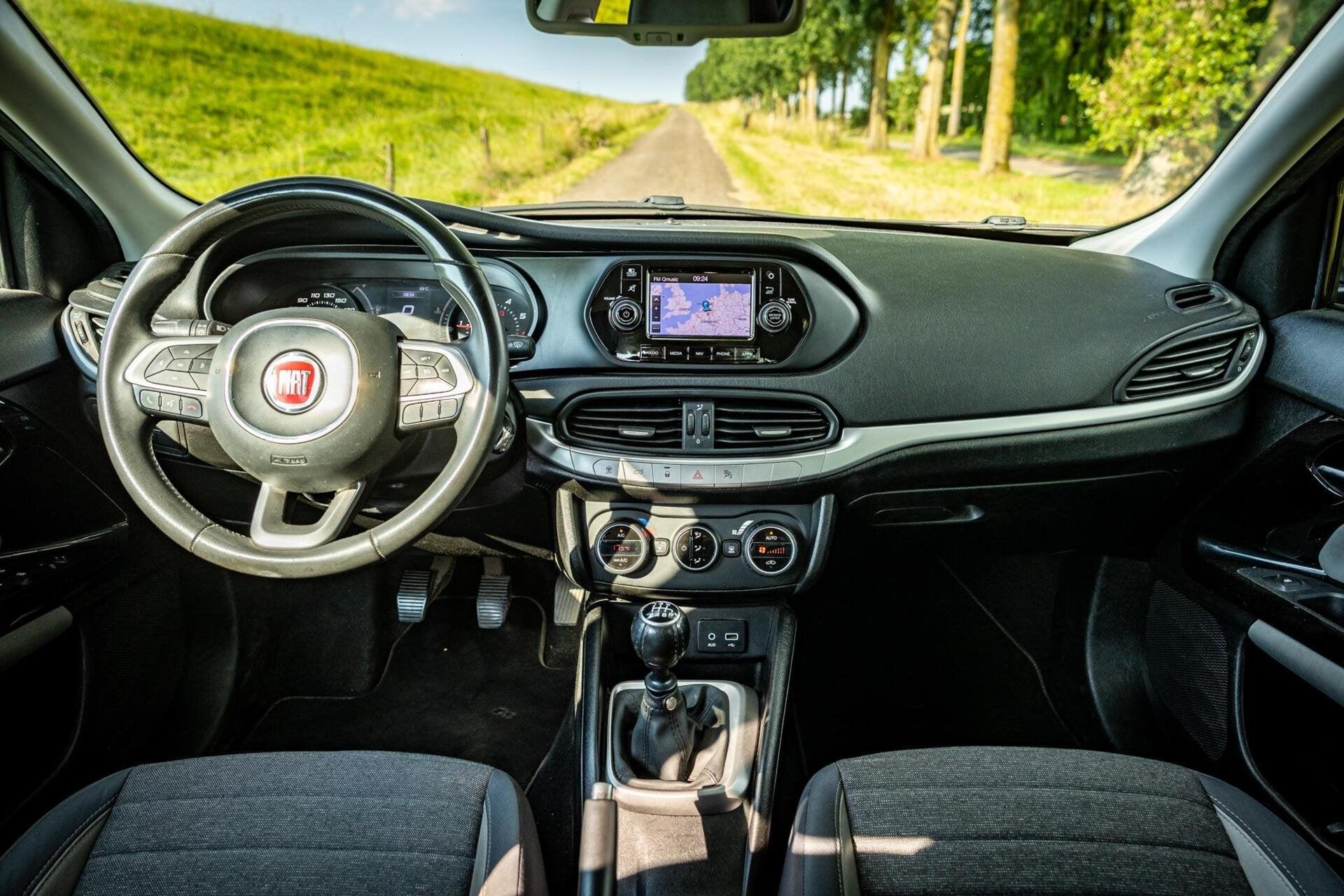 Fiat Tipo 1.4 16V Lounge |Nap |Dist vv |Navi |LM velgen, Auto's, Voorwielaandrijving, Gebruikt, Euro 6, Met garantie (alle)