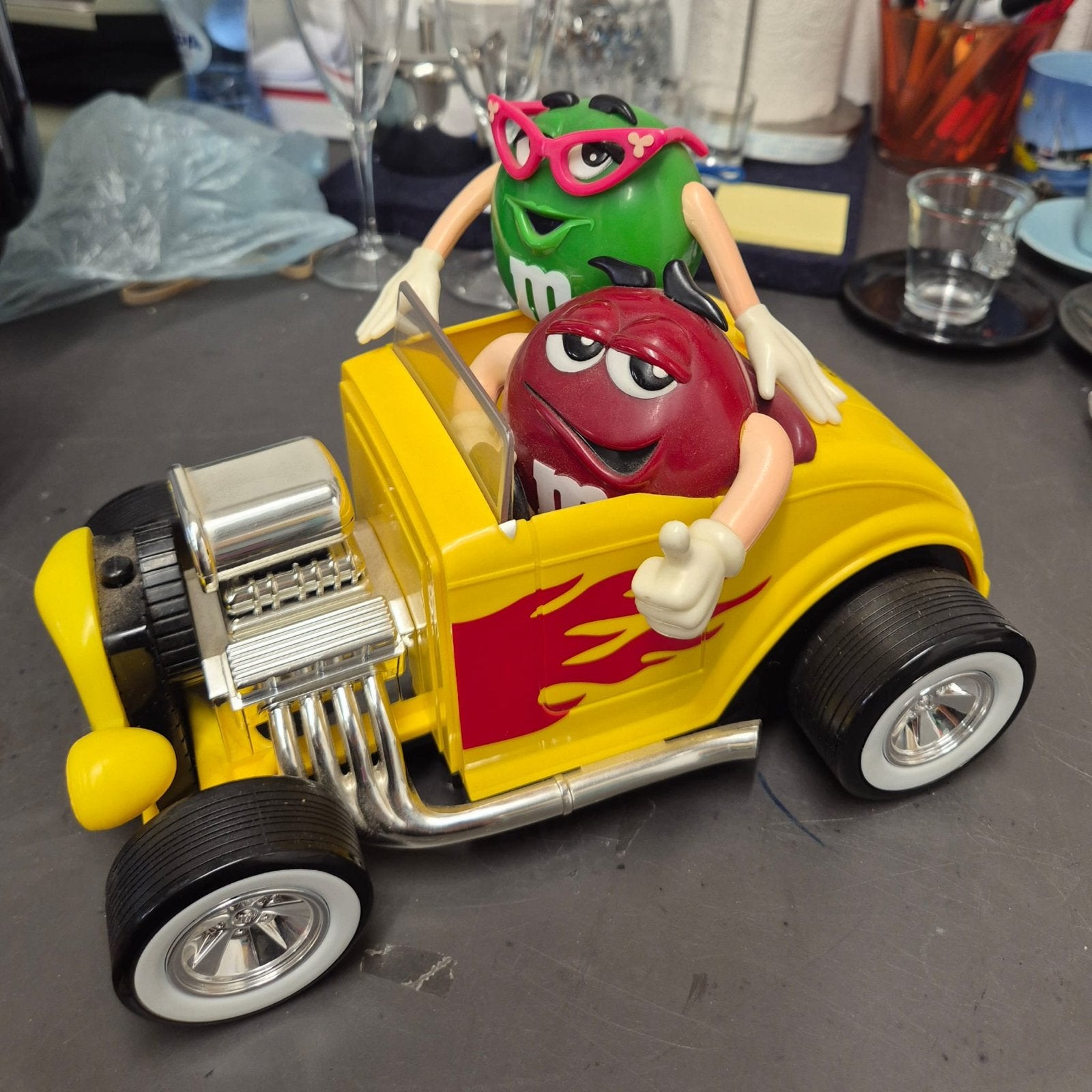 M&M's Snoepdispenser in Hot Rod Auto - Uniek Design, Verzamelen, Ophalen, Gebruikt