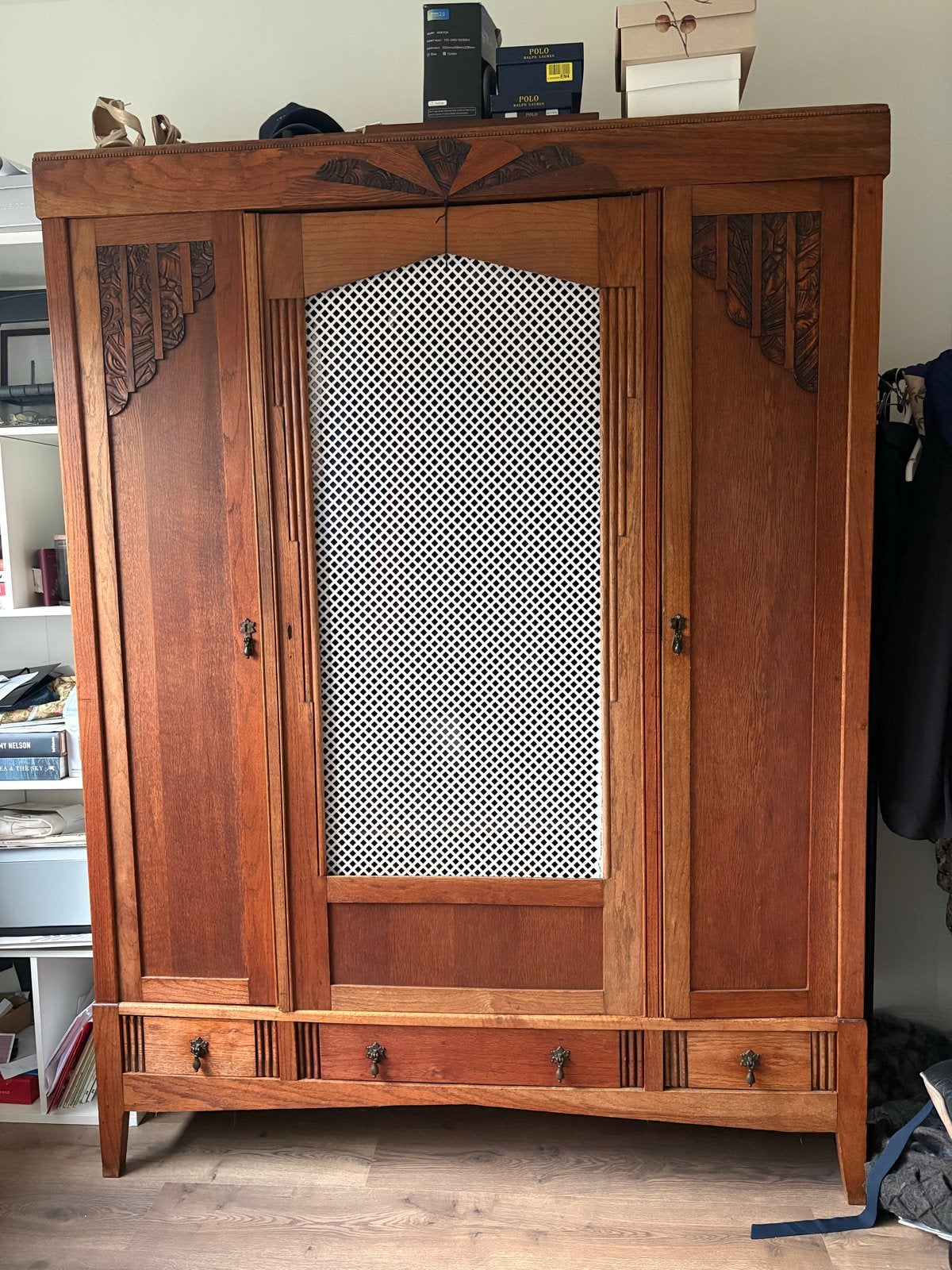 Antieke houten kledingkast met decoratieve details, Ophalen