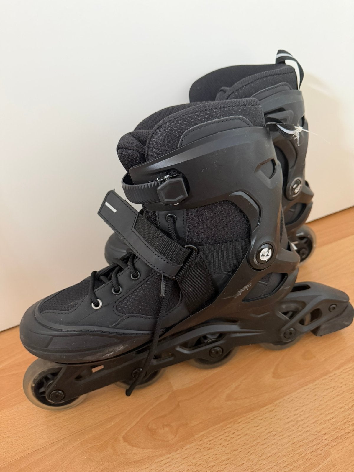 Roller blades 42 + protectors set M, Ophalen, Zo goed als nieuw