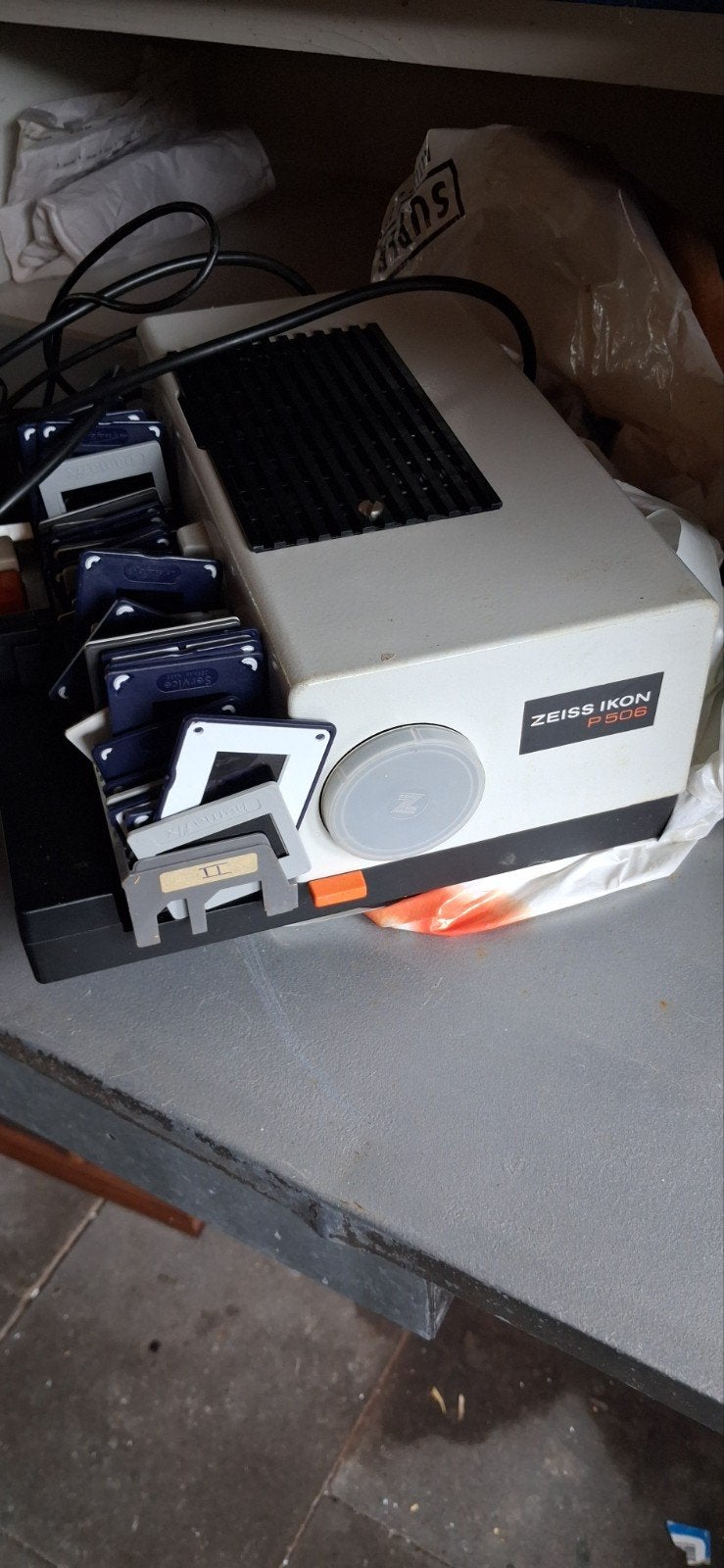 Zeiss Ikon P506 Diaprojector met dia's, Audio, Tv en Foto, Diaprojectors, Ophalen of Verzenden, Gebruikt, Met scherm