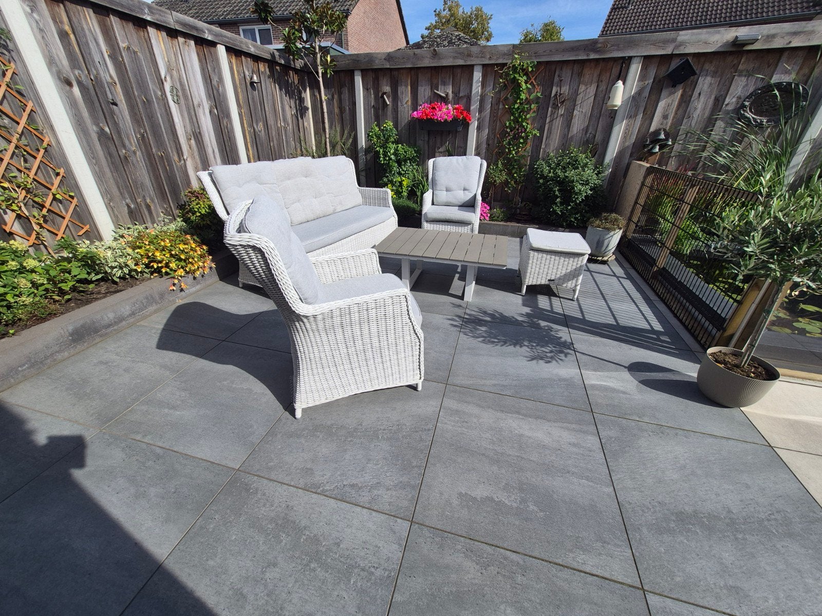 Intenso Wicker Loungeset - Wit met grijze kussens, 5 zitplaatsen, Gebruikt, Bank, Ophalen of Verzenden