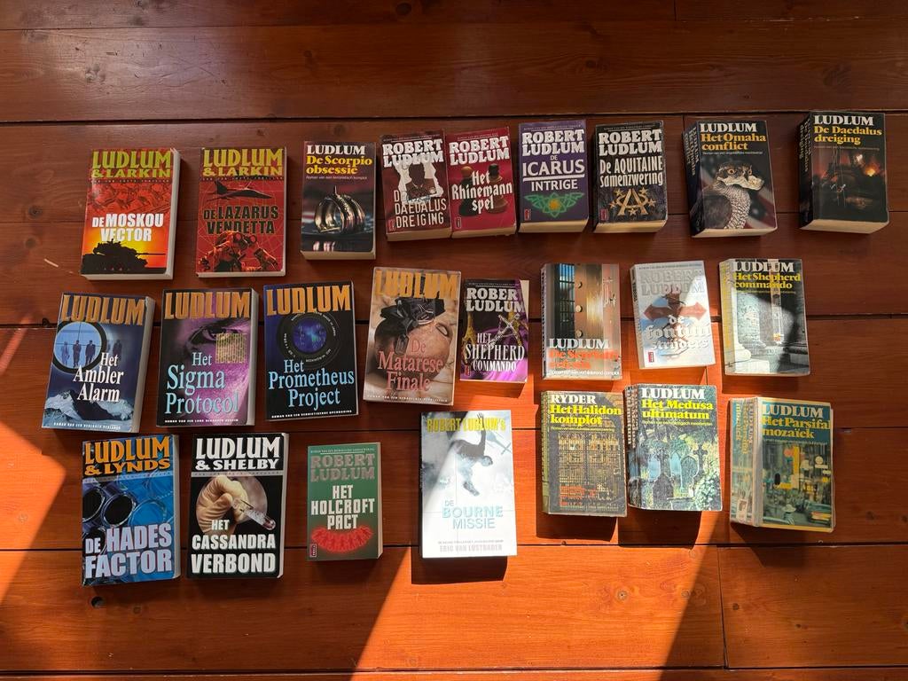 24 Robert Ludlum boeken - Thrillers, zo goed als nieuw, Boeken, Ophalen of Verzenden, Gelezen