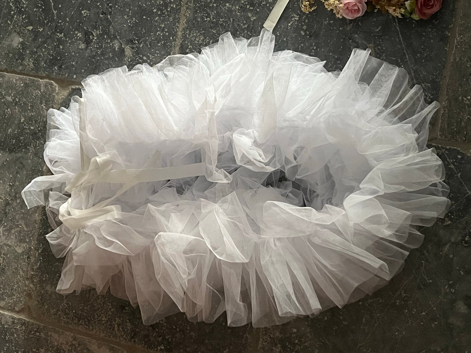 Foto 4 van Witte volle tule stola met schitterend kransje.