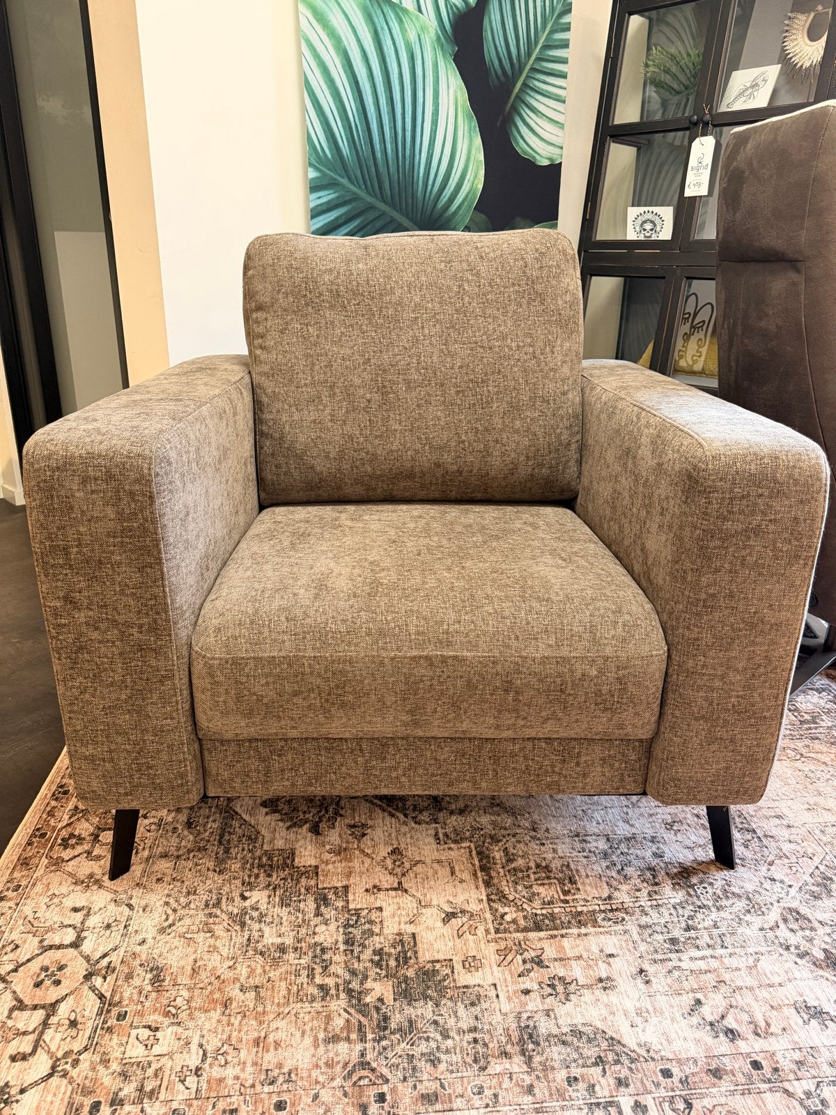 Nieuwe brede fauteuil bruine stof - showroommodel, Ophalen, Nieuw, 75 tot 100 cm, 100 tot 125 cm