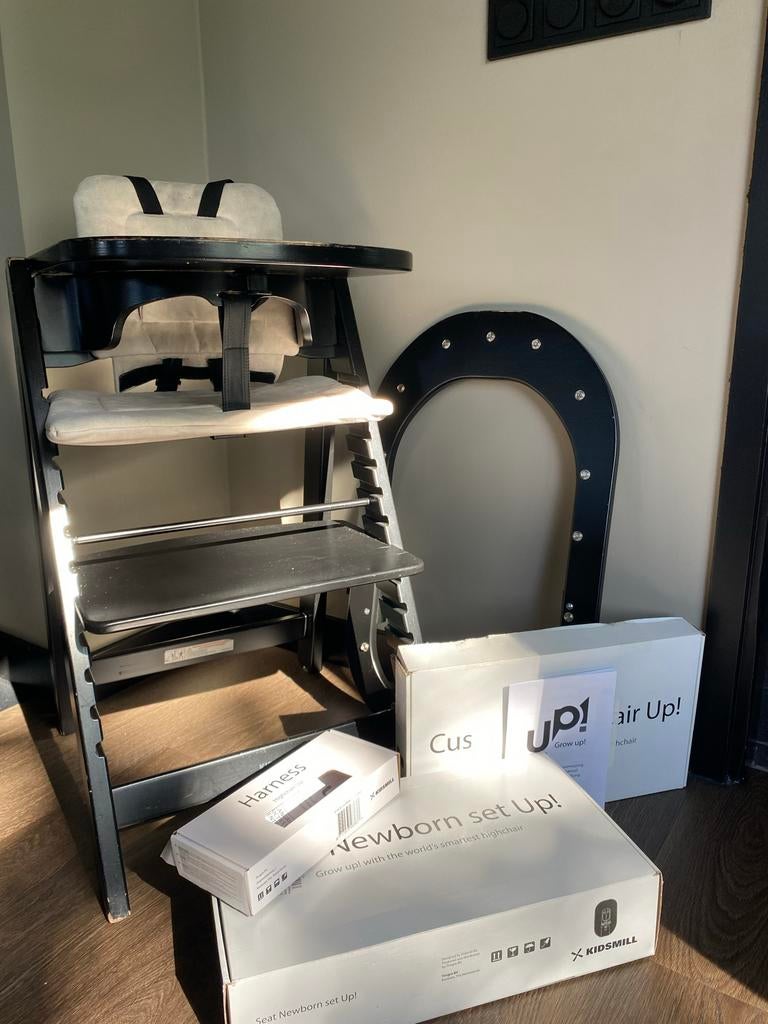 Kidsmill Up! meegroeistoel met accessoires, Kinderen en Baby's, Kinderstoelen, Ophalen, Gebruikt, Meegroeistoel, Afneembaar eetblad