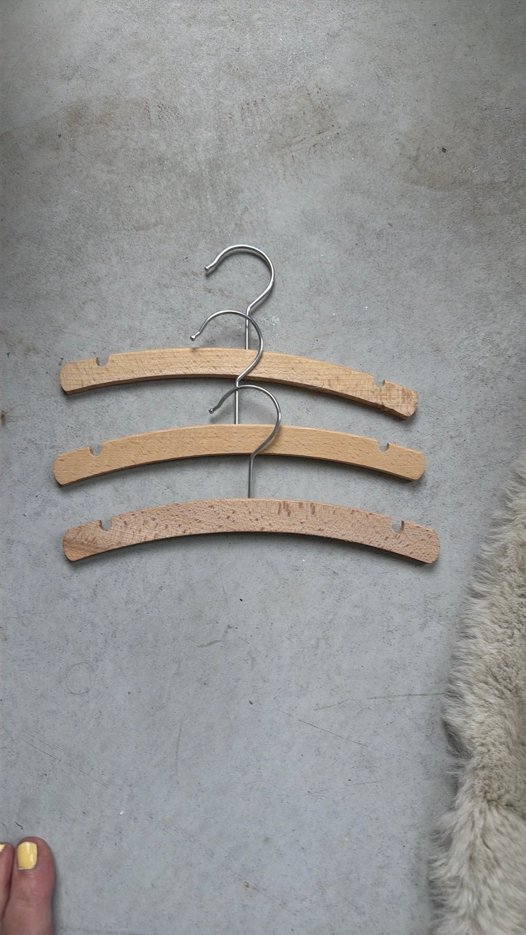 Set van 3 houten kleerhangers - 26 cm, Kinderen en Baby's, Babykleding | Baby-kledingpakketten, Ophalen, Gebruikt, Overige maten
